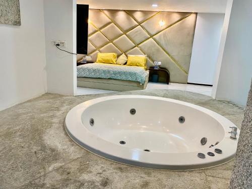 Cozycasa By Nattis group 4 BR - Jacuzzi & private garden