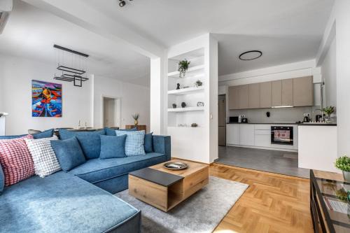 Cozyopolis - Timeless 3-BR Escape in Athens