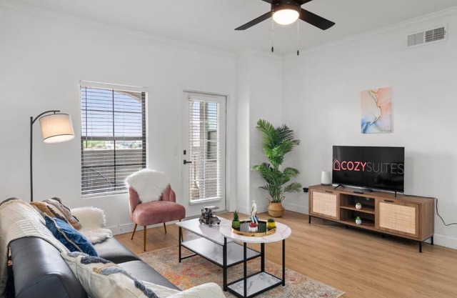 CozySuites Chandler with 2 pools, jacuzzi, arcade!