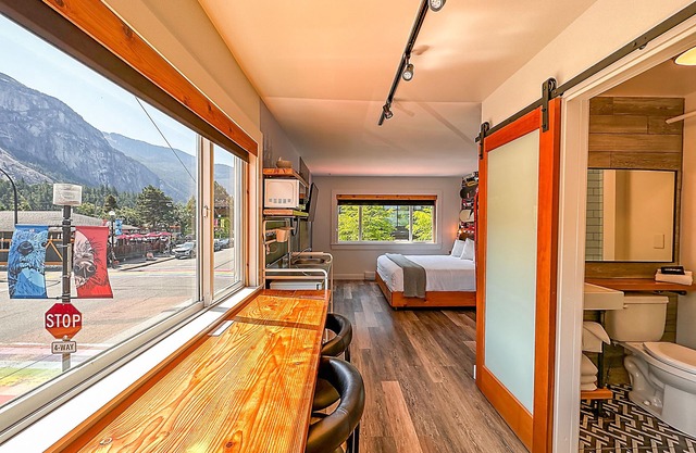 Crash Hotel Squamish