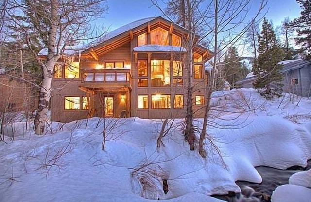 Creek Side- 4 Primary Suites, Hot Tub, Shuttle to Slopes, Pet Friendly