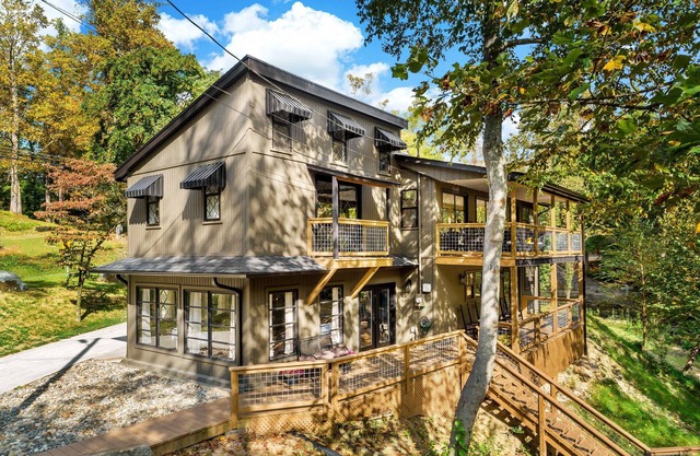 Creekfront, Pet-Friendly, 4 bedrooms/2 baths, in the heart of nature's beauty!