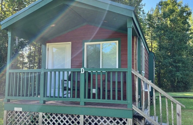 Creekside Cabin steps away from Blount's Creek!