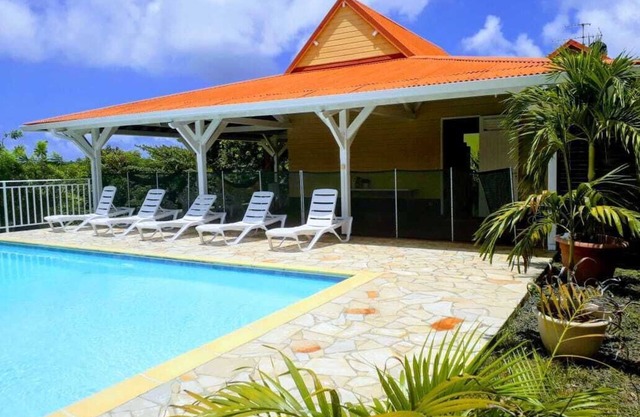 Creole villa with pool overlooking the magnificent islets of Le François
