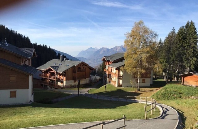 Crest-Voland, 300 m from the runs, shops in a residence of standing with a pool