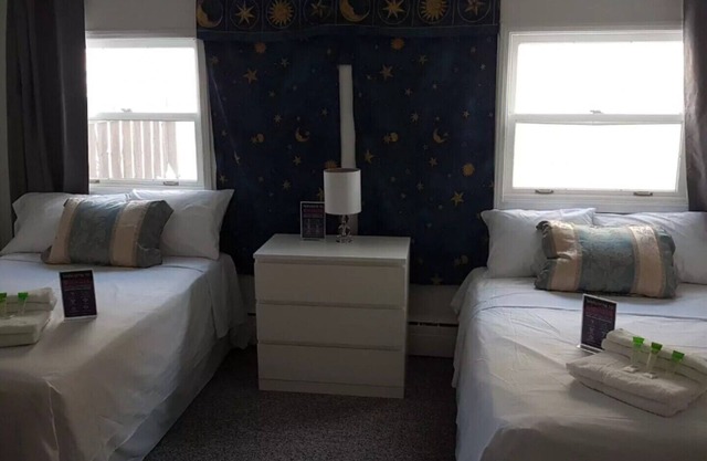 Crestview Guest House - Crestview Guest House - 2 Double Beds B10