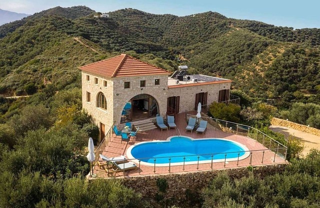 Cretan Stone Villa, A/C, Private Pool, Spectacular 360° Views of the Countryside, Coastline & Sea!
