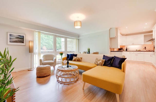 Crinnis - Two Bedroom Apartment, Sleeps 4