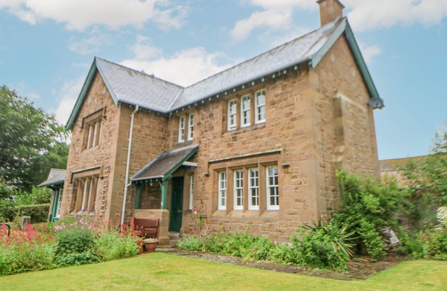 CROOKHAM DAIRY, pet friendly, character holiday cottage in Etal