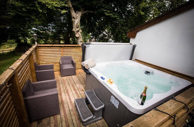 Cuckoo's Nest - Dog Friendly Cottage with a hot tub
