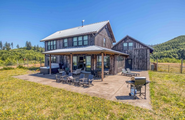 Custom Beauty has Stellar Ocean Views, Privacy, Two King Suites, a Hot Tub, a Fi