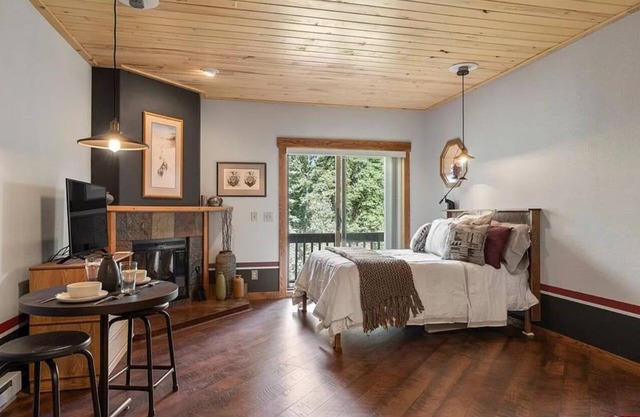 Custom Condo 1.5 miles North of Purgatory