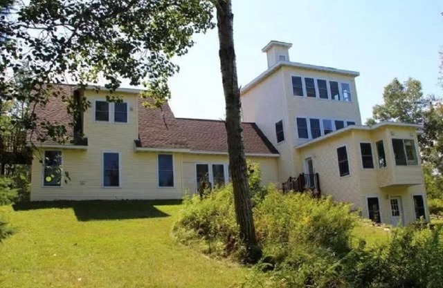 Custom Craftsman home. 20 Miles from Downtown Duluth.