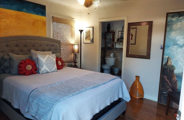 Custom designed bedroom & bath. Easy metro to SoFi & crypto/sm dog ok w fee