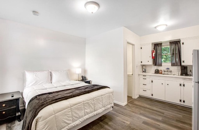 Cute as a Clam Cottage Room 5