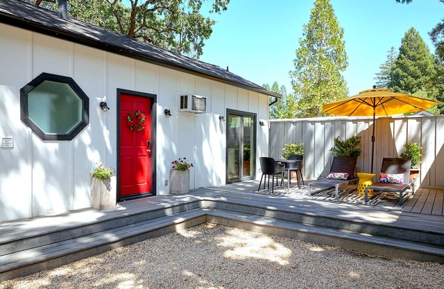 Cute Downtown Saint Helena Wine Country Cottage!