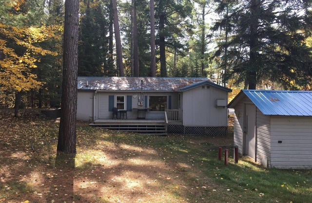 Cute, rustic cabin in Side Lake, No WiFi