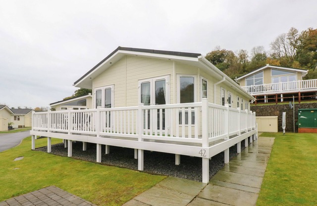 CWTCH LODGE 42, pet friendly, with a garden in Wisemans Bridge