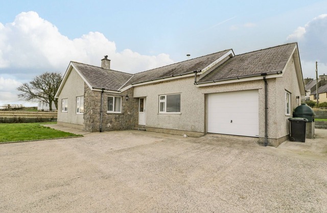 CYNEFIN, pet friendly, with a garden in Dulas