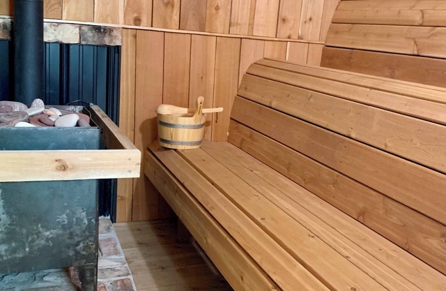 "Dad's Garage" Cozy 2-bdrm house w/Sauna, Fireplace, King Bed, WiFi & AC