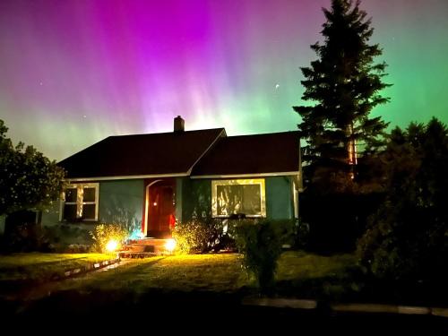 Daffodil Cottage in Downtown Packwood, WIFI, BBQ, Firepit, Smores