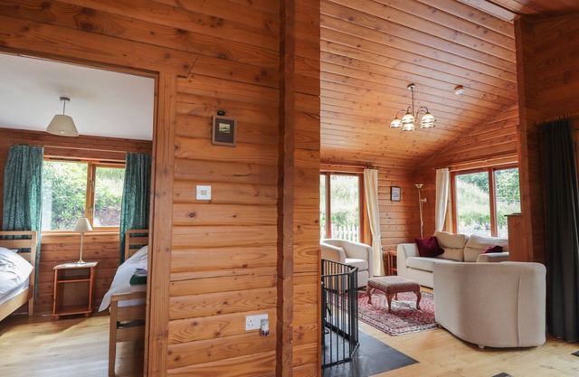 DAILFEARN CHALET, family friendly, with open fire in Balmacara