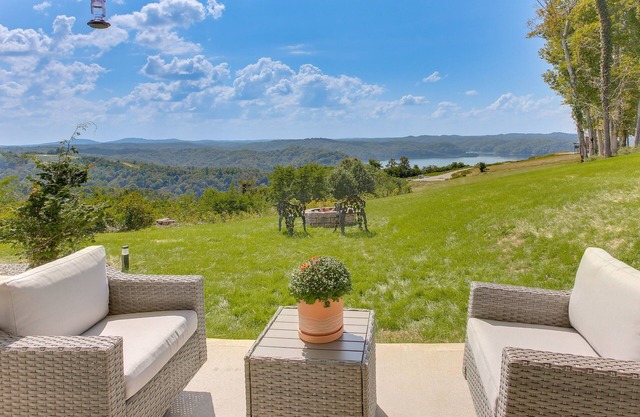‘Dale Hollow Sunset Studio’ w/Incredible Views!