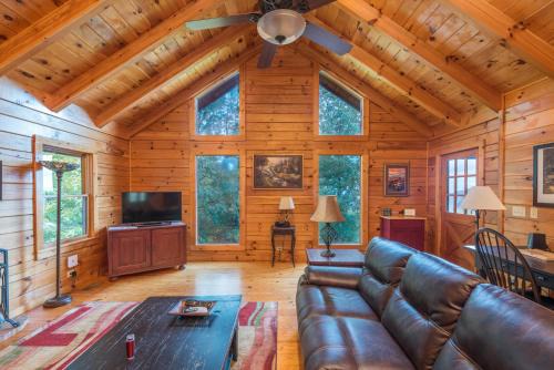 Dancing Bears Cabin Breathtaking Sunrise Mountain Views!