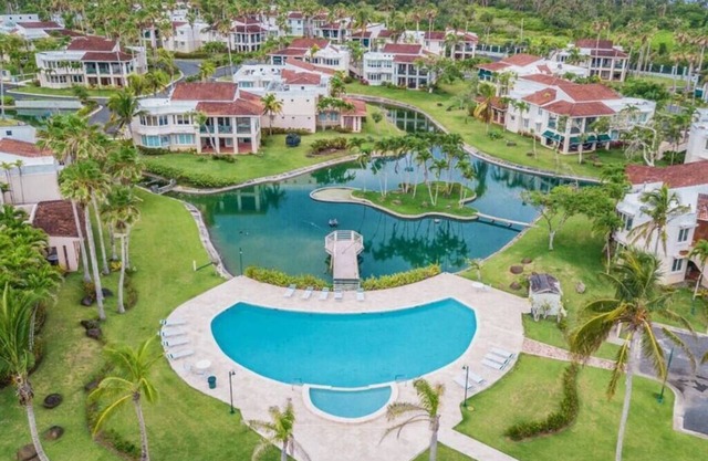 Daria Beachfront community steps 2 pool- Generator