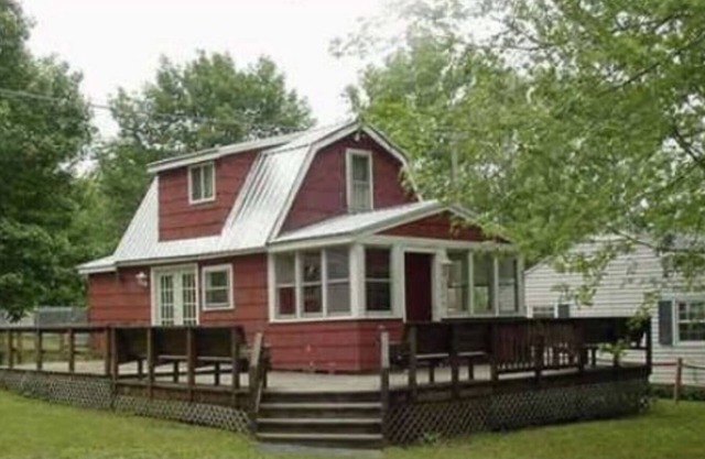Darling cottage near entrance to Letchworth State Park overlooking Silver Lake!