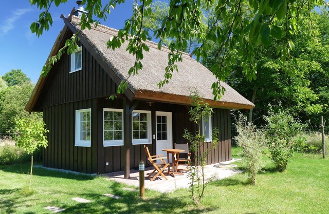 Das Bienenhaus: Reetdachhäuschen mit Kamin auf großem Wassergrundstück in Lehde
