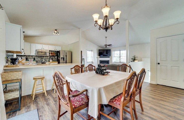 Day Trip to Shenandoah NP: Movie Night-Ready Home