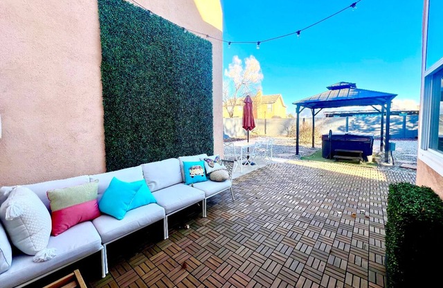 Dayflower: A Tranquil Retreat Blending Comfort, Elegance, and Natural Beauty