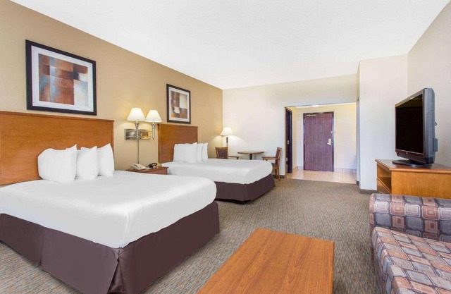 Days Inn By Wyndham Phenix City Near Fort Moore