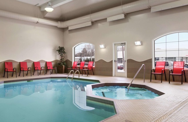 Days Inn & Suites by Wyndham Brandon