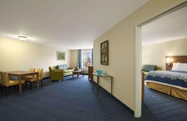 Days Inn & Suites by Wyndham Altoona