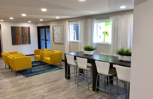 Days Inn & Suites by Wyndham Cincinnati North