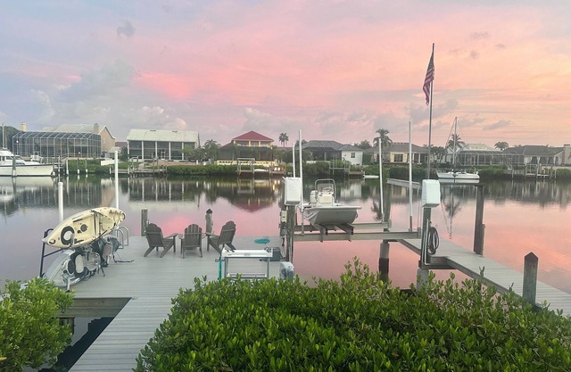 Dazzling waterfront home with HEATED saltwater pool in Tampa Bay