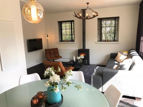 De Lindenburg met privé hottub, sunshower, sauna, grote tuin met weidezicht en vrije ligging, 6-persoons
