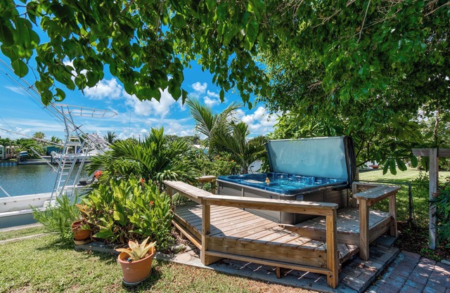 Deep-water canal home- hot tub-billiard room