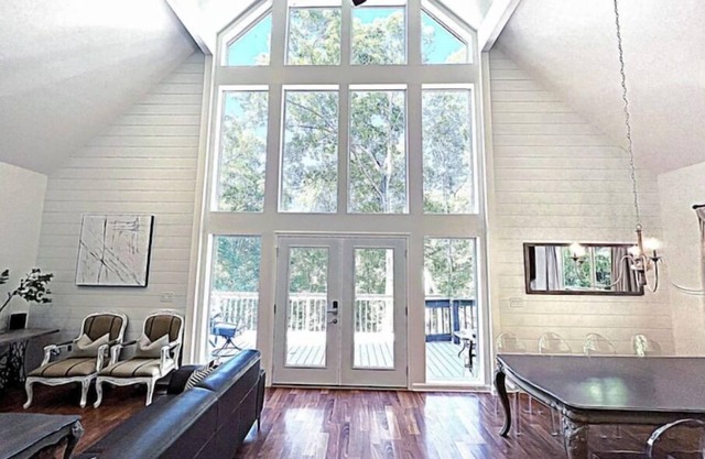 Deep water cove Lake Lanier cottage w/hot tub, pvt dock, pool table, fire pit