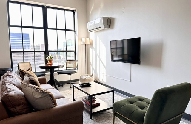 Deer District Studio Apt JC10 - One Block from Fiserv and Baird