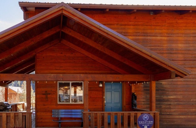 Deer Mountain Lodge - High-End Home - In Town - Hot Tub - Free WiFi - Washer/Dry