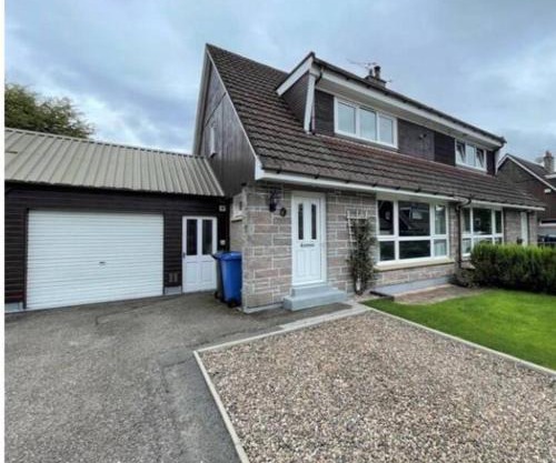 Delightful, central 3 bedroom house with garden & free parking