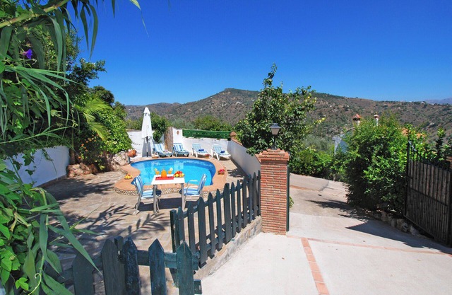 Delightful country house-pool-outdoor kitchen-WIFI-AIRCON-privacy-pets-BBQ-views