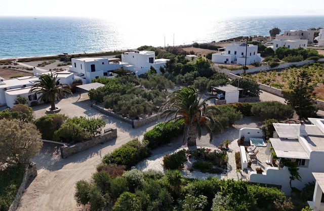 Delightful house with hot tub, 100m from amazing beach, sleeps 8 people