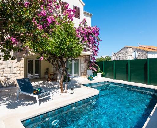 Deluxe apartment BRAČOLET private pool