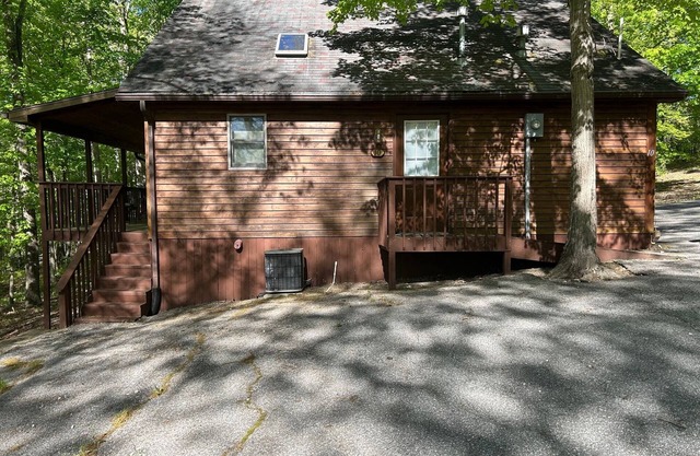 Deluxe Cabin 10 with Indoor Jacuzzi Tub on Patoka Lake in Southern Indiana