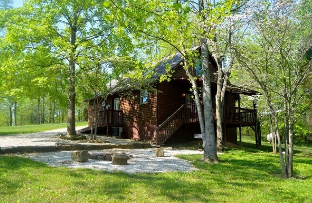 Deluxe Cabin 17 with Jacuzzi Tub Located on Patoka Lake in Southern Indiana
