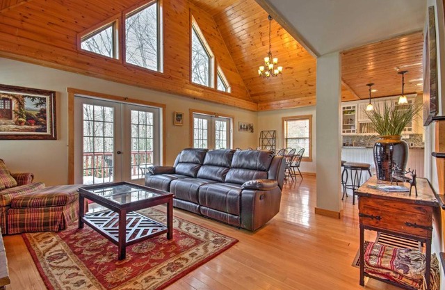 Deluxe Log Cabin with Pool Table 1 Mi to Hike and Ski
